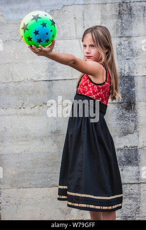 Beautiful young girl holding a toy ball Banque D'Images