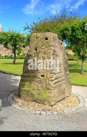 Jedburgh's Rock of Ages, un Anglo saxon en pierre sculpté datant du 7ème siècle, Jedburgh, Scottish Borders, Scotland, UK. Banque D'Images