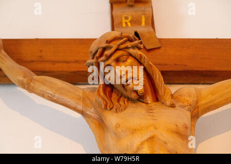 Une sculpture en bois de Jésus Christ sur la croix dans la Basilique de la naissance de la Vierge Marie. Banque D'Images