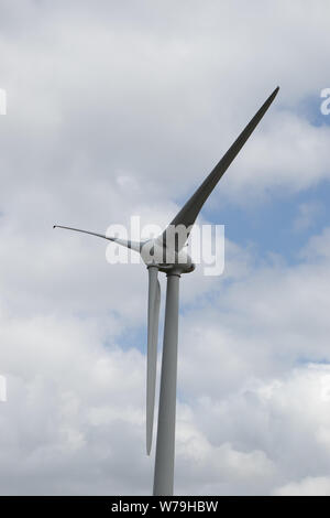 Des turbines de vent Carsington Brassington à côté de la piste de crête élevée qui était à l'origine le chemin de crête élevée de Cromford, Derbyshire.UK Banque D'Images