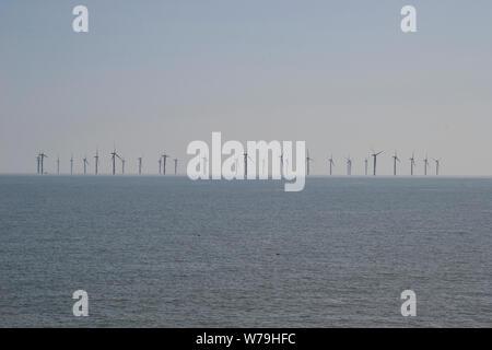 Vue brumeuse d'éoliennes offshore dans la mer du Nord à Skegness, dans le Lincolnshire, Royaume-Uni Banque D'Images