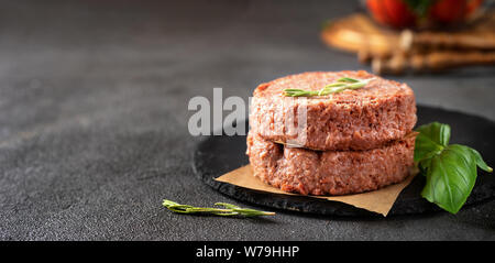 Deux galettes végétalien premières sur fond gris foncé. Copy space Banque D'Images