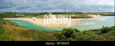 Donnant sur l'estuaire Gannel et plage de Crantock Cornwall England UK Europe Banque D'Images