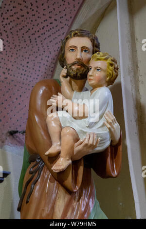 Une statue de Saint Joseph tenant le petit Jésus dans ses bras. La basilique de la naissance de la Vierge Marie. Banque D'Images