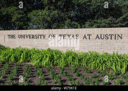 AUSTIN,TX/USA - Le 14 novembre : Panneau d'entrée du campus de l'Université du Texas, un état de l'université de recherche et de l'institution phare de la Banque D'Images