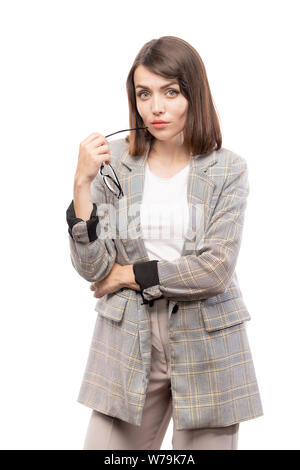 Jolie jeune femme en costume élégant vous regardant au sérieux Banque D'Images