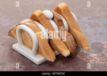 Pain blanc grillé sur un rack toast Banque D'Images