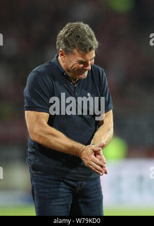 Nuremberg, Allemagne. Le 05 août, 2019. Football : 2e journée de Bundesliga, 2ème, 1er FC Nuremberg - Hambourg SV dans Max Morlock Stadium. Coach Dieter Hecking de Hamburger SV est souriante sur la touche. Remarque importante : en conformité avec les exigences de la DFL Deutsche Fußball Liga ou la DFB Deutscher Fußball-Bund, il est interdit d'utiliser ou avoir utilisé des photographies prises dans le stade et/ou la correspondance dans la séquence sous forme d'images et/ou vidéo-comme des séquences de photos. Crédit : Daniel Karmann/dpa/Alamy Live News Banque D'Images