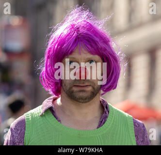 Artiste de rue avec Nez rouge - Edinburgh Festival Fringe 2019 - The Royal Mile, Édimbourg, Écosse, Royaume-Uni. Banque D'Images