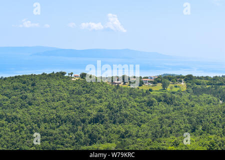 La vue étonnante de la ville Labin sur les bâtiments au sommet d'une colline avec vue sur la mer et l'île de Cres sur l'horizon. Croatie tourisme. Banque D'Images