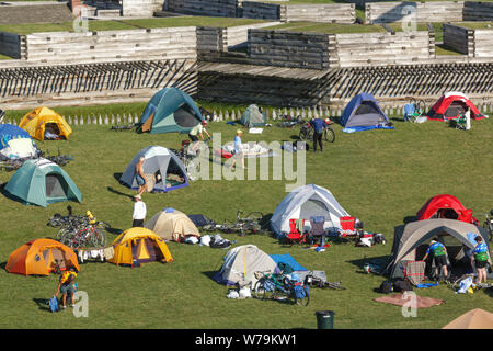 Les cyclistes camper sur le terrain de Fort Stanwix, à Rome, New York, au cours de l'assemblée annuelle de la tournée à vélo du Canal Érié canalway trail. Banque D'Images