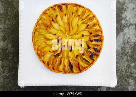 Tarte aux fruits maison frangipane crème d'amandes et pruneaux Banque D'Images