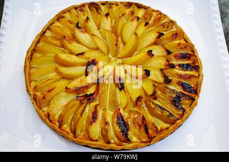 Tarte aux fruits maison frangipane crème d'amandes et pruneaux Banque D'Images