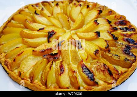 Tarte aux fruits maison frangipane crème d'amandes et pruneaux Banque D'Images