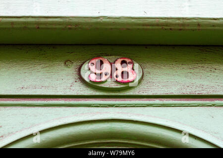 Numéro de maison 98 sur une petite plaque au-dessus d'une porte sculptée Banque D'Images