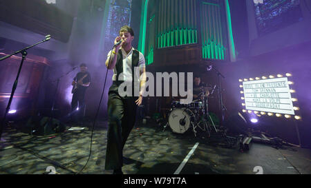 Glasgow, Ecosse, Royaume-Uni. 1er août 2019. Tom Grennan joue un spectacle intimiste au St Luke's et le boeuf ailé,Crédit : Stuart Westwood/Alamy Banque D'Images