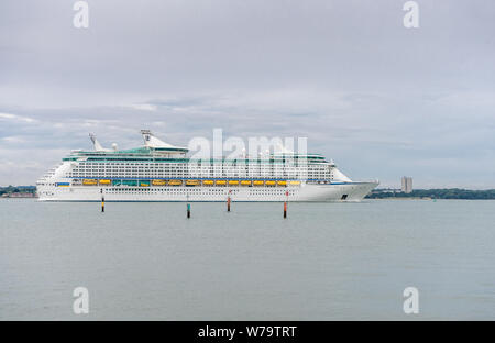 Royal Caribbean Cruise Liner / cruise ship Explorer of the Seas quittant le port de Southampton, England, UK Banque D'Images