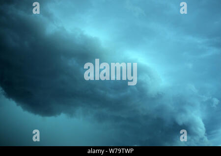 SUPERCELL: Un ciel inquiétant fraye une tornade qui a frappé la ville d'Ellicott, Maryland, le 30 mai 2019. Banque D'Images