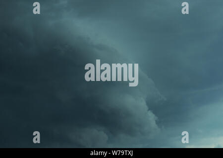 SUPERCELL: Un ciel inquiétant fraye une tornade qui a frappé la ville d'Ellicott, Maryland, le 30 mai 2019. Banque D'Images