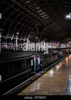 Le train Night Riviera Sleeper qui attend le départ de Londres Paddington pour son trajet jusqu'à Penzance, Cornwall Banque D'Images