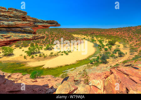 Panorama depuis la fenêtre de la nature plus de Murchison River Gorge dans le Parc National de Kalbarri, dans l'ouest de l'Australie. Sentier de marche populaire en WA. Banque D'Images