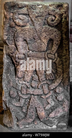 La pierre de Loki à Kirkby Stephen parish church Cumbria décoré d'un relief sculpté du dieu scandinave Loki lié de chaînes d'une croix médiévale Banque D'Images