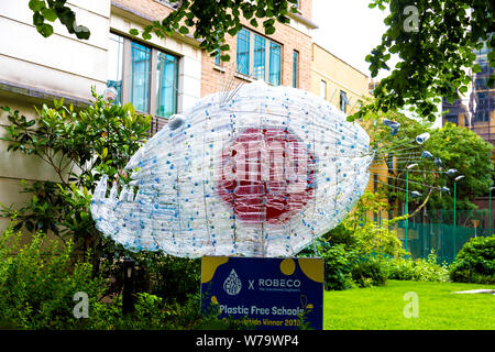 Sculpture d'un poisson fait de bouteilles de plastique, lauréat du concours 2019 des écoles sans plastique, London, UK Banque D'Images