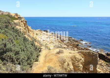 Le sentier au rivage rocheux près de Albufeira Banque D'Images