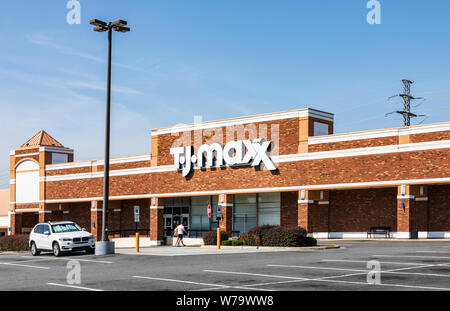 CHARLOTTE, NC, USA-28 Juillet 19 : l'un des plus de 1000 magasins, cette TJ Maxx se trouve dans un centre commercial sur le boulevard du Sud. Banque D'Images