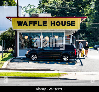 CHARLOTTE, NC, USA-28 Juillet 19 : Cette Waffle House sur South Blvd. est l'un des plus de 2100 emplacements. Banque D'Images