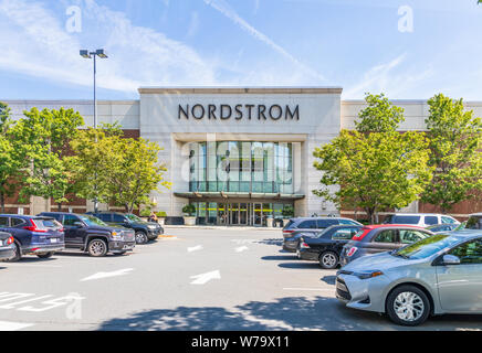 CHARLOTTE, NC, USA-28 19 Juillet : Entrée de Nordstrom Department store, avec stationnement bondé sur une journée ensoleillée. Banque D'Images