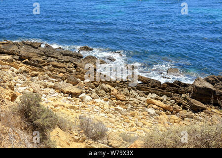 Les vagues se briser sur la plage rocheuse près de Albufeira Banque D'Images