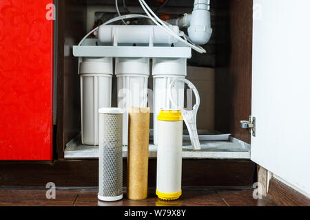 Il est temps de changer les filtres de l'eau à la maison. Remplacer les filtres dans un système de purification d'eau. Vue rapprochée de trois filtres utilisés. L'eau propre à la maison Banque D'Images