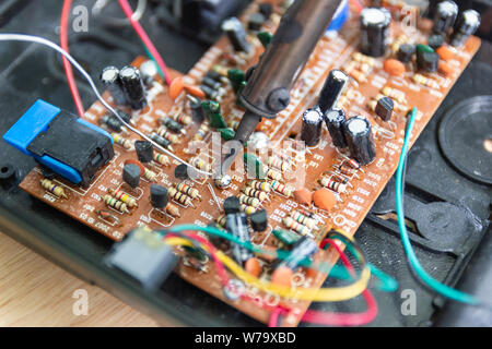 Les techniciens sont à l'aide d'un fer à souder pour la réparation de l'ordinateur électronique circuit board technology concept de circuit informatique matériel. Banque D'Images