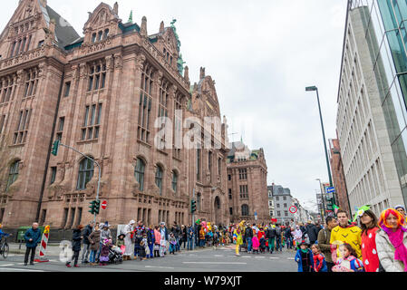 Ambiance de fête, défilé, carnaval, fantaisie au cosplay (Rosenmontagszug Lundi Rose Parade), dans la vieille ville de Düsseldorf, Allemagne. Banque D'Images