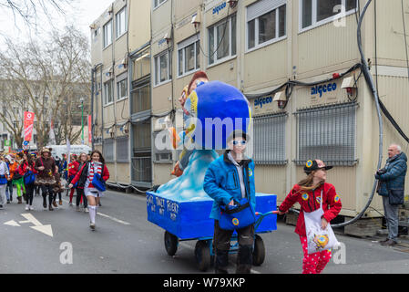 Ambiance de fête, défilé, carnaval, fantaisie au cosplay (Rosenmontagszug Lundi Rose Parade), dans la vieille ville de Düsseldorf, Allemagne. Banque D'Images