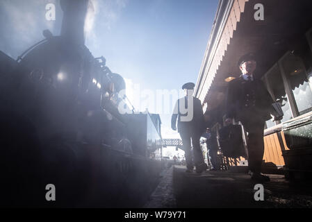 Severn Valley Railway, Bridgnorth, Shropshire, au Royaume-Uni. 17 mars 2019. Sur la photo : Severn Vally Railway bénévoles habillés en costume d'promenade le long de la Banque D'Images