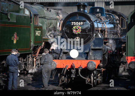 Severn Valley Railway, Bridgnorth, Shropshire, au Royaume-Uni. 17 mars 2019. Sur la photo : Severn Valley Railway volontaires prennent une pause à côté de BR n° 4 Standard Banque D'Images