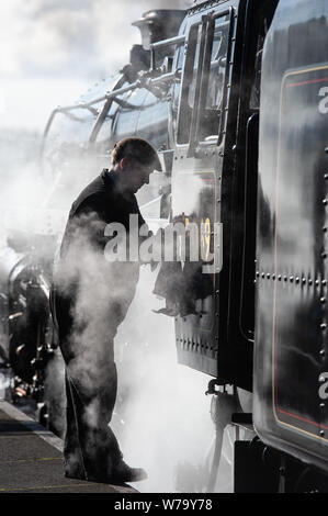 Severn Valley Railway, Bridgnorth, Shropshire, au Royaume-Uni. 17 mars 2019. Sur la photo : Un bénévole nettoie 75069 avant la machine à vapeur s'écarte de Bridgnorth Banque D'Images