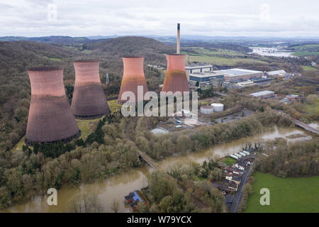 Buildwas, Shropshire, au Royaume-Uni. Drone de droit du fleuve Severn déborde dans les champs à proximité de la village de Buildwas Shropshire causant des inondations. Dans la foreg Banque D'Images