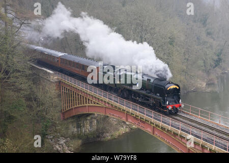 C Bewdley, Worcestershire, Royaume-Uni. Un service spécial de la Fête des Mères de trains à vapeur chugs lentement sur le pont Victoria traversant la rivière Severn. Banque D'Images