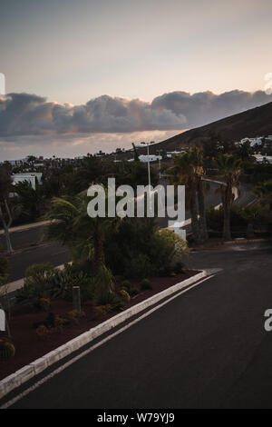 Route menant au Montana Roja au coucher du soleil - Îles Canaries Banque D'Images