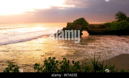 Vue du coucher de soleil du pura batu bolong, un temple dans la région de Tanah Lot, bali Banque D'Images