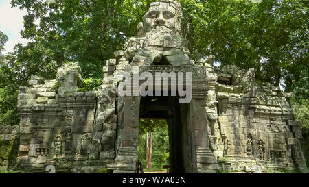 Plan large de la porte ouest du temple Banteay Kdei près de Angkor Wat, au Cambodge Banque D'Images