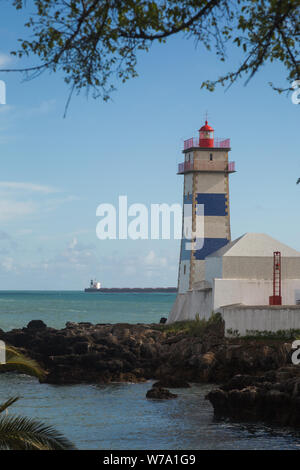 Vue sur le phare de Santa Marta à rayures bleues et blanches (Farol de Santa Marta) surplombant la baie de Cascais à Cascais, au Portugal. Banque D'Images