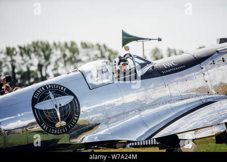 Londres, Grande-Bretagne. 5 Août, 2019. Photo fournie par Goodwood pilote montre Matt Jones avant le début officiel de la 'Silver Spitfire - le vol le plus long' expédition dans Goodwood, West Sussex, Angleterre, le 5 août, 2019. Deux pilotes britanniques a déclenché lundi sur une quête pour faire le tour du monde dans un avion de chasse DE LA SECONDE GUERRE MONDIALE D'origine. Credit : Rémy Steiner/Getty Images pour la CBI/document via Crédit : Xinhua Xinhua/Alamy Live News Banque D'Images