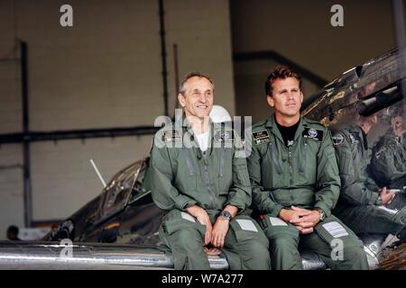 Londres, Grande-Bretagne. 5 Août, 2019. Photo fournie par Goodwood montre les pilotes Steve Brooks (L) et Matt Jones assistant à la célébration de l'ouverture officielle de la 'Silver Spitfire - le vol le plus long' expédition dans Goodwood, West Sussex, Angleterre, le 5 août, 2019. Deux pilotes britanniques a déclenché lundi sur une quête pour faire le tour du monde dans un avion de chasse DE LA SECONDE GUERRE MONDIALE D'origine. Credit : Rémy Steiner/Getty Images pour la CBI/document via Crédit : Xinhua Xinhua/Alamy Live News Banque D'Images