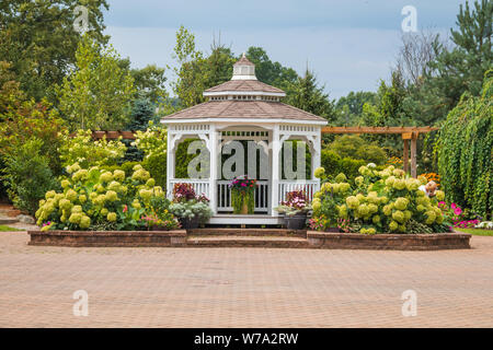 L'architecture du paysage avec gazebo pour jardin d'été Banque D'Images