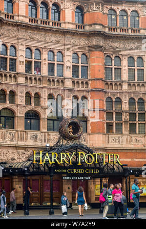 L'extérieur panneau publicitaire pour le jeu de scène de Harry Potter et l'enfant maudit, les parties 1 et 2, au Palace Theatre dans le West End de Londres. Banque D'Images