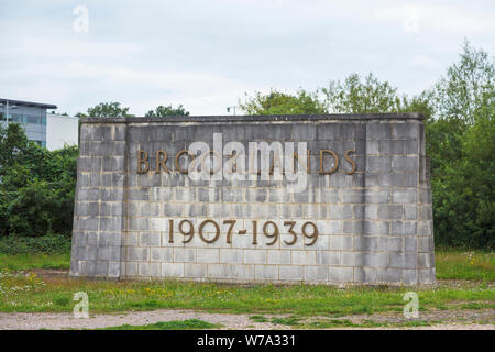 Signe nom commémoratif à l'emplacement de l'ancien grand prix de Brooklands motor racing circuit 1907 - 1939, qui fait maintenant partie de la Brooklands Museum of Transport Banque D'Images